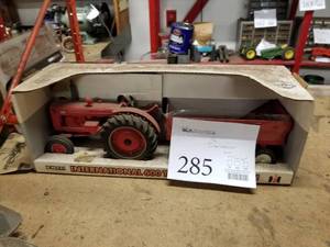 lot 285 image: Ertl International Model 600 116 Scale Diecast Metal Tractor with Trailer