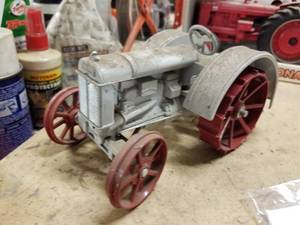 lot 293 image: Ertl Fordsen 116 Scale Diecast Metal Tractor