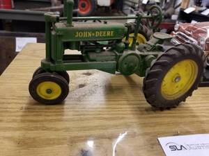lot 276 image: Ertl John Deere Model A 116 Scale Diecast Metal Tractor