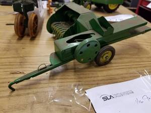 lot 277 image: Ertl John Deere 116 Scale Diecast Metal Tractor Implement
