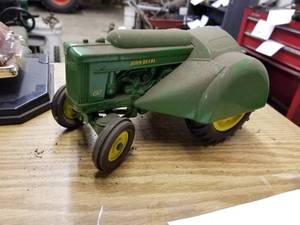 lot 278 image: Ertl John Deere Model 60 116 Scale Diecast Metal Orchard Tractor