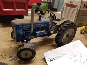 lot 294 image: Ertl Fordsen Super Major 116 Scale Diecast Metal Tractor