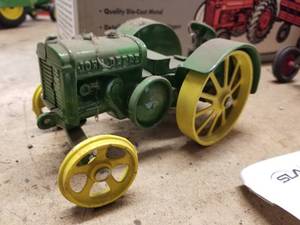 lot 295 image: Ertl John Deere Model D 116 Scale Diecast Metal Tractor