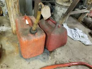 lot 582 image: Lot of (2) 5-Gallon Plastic Gas Cans
