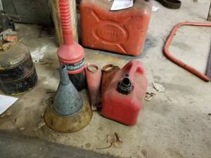 lot 581 image: Lot of (6) Funnels, Plastic 1-Gallon Gas Can