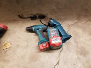 lot 1114 image: Makita 38 9.6V Drill, Work Light, Batteries (x2), Charger