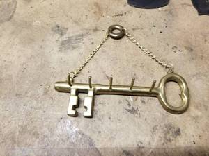 lot 525 image: Brass Church Key Style Key Holder