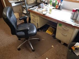 lot 532 image: 62x32x30 MetalWood Top Office Desk, Rolling Office Arm Chair