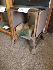 lot 519 image: Vintage Metal Table with Extendable Sides