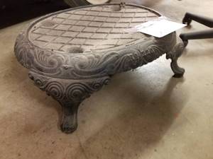 lot 561 image: Cast Iron Stand