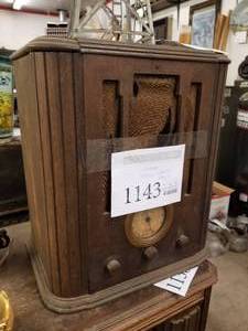 lot 1143 image: Vintage Setchell-Carlson Radio Cabinet