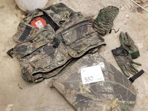 lot 557 image: Mossy Oak Hunting Vest