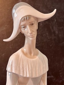 lot 9 image: Lladro Sad Harlequin Clown Figurine