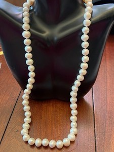lot 130 image: White Cultured Pearl Necklace