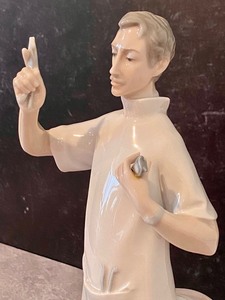 lot 44 image: Lladro Figurine The Dentist