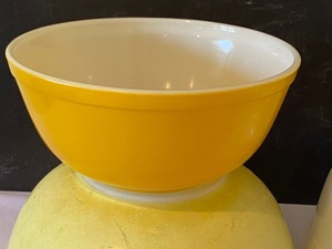 lot 58 image: Pyrex Mixing Bowls including Pyrex Hamilton Beach Bowls