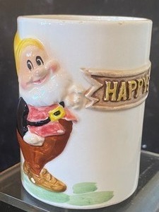 lot 62 image: Vintage Walt Disney Snow White Pitcher and Three Mugs