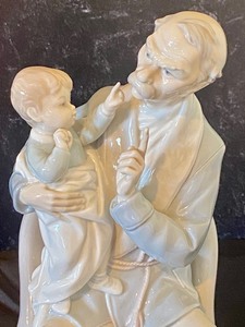 lot 71 image: Lladro Grandfather w Child Figurine