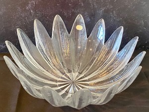 lot 73 image: Beautiful Petal Shaped Crystal Bowl