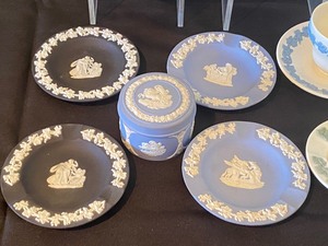 lot 67 image: Lovely Wedgewood Items