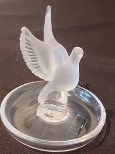 lot 105 image: Lovely Lalique Dove Ring Holder