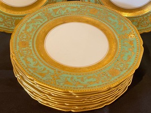 lot 122 image: (12) Royal Doulton Jade and Cream and Gold Encrusted Dinner Plates