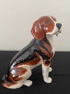 lot 146 image: Adorable Beswick English Beagle Figurine