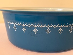 lot 162 image: Pyrex Snowflake Garland Big Bertha Casserole Dish