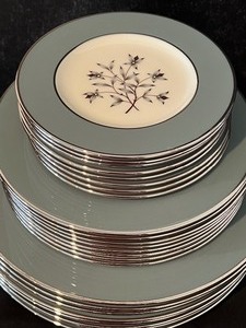 lot 179 image: Kingsley by Lenox China Set - Service for Nine