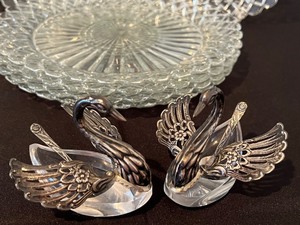 lot 178 image: Pair of Swan Figurine Salt Cellars and Six Crystal Plates