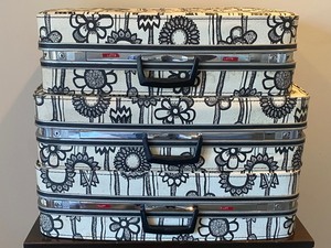 lot 286 image: FUN Three Pieces of Vintage Samsonite Fashionaire Luggage