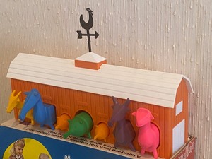 lot 257 image: Vintage Lakeside Toys Animal Barn