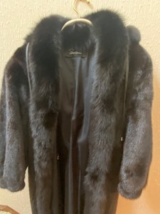 lot 228 image: Luxurious Ladies Black Full Length Fur Coat