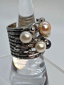 lot 292 image: Gorgeous Pearl and Sterling Ring