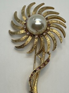 lot 297 image: Vintage Large Coro Floral Brooch