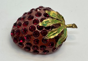 lot 296 image: Vintage Lucite and Rhinestone Strawberry Brooch