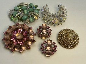 lot 298 image: Vintage Sparkling Things Vintage Costume Jewelry Pieces