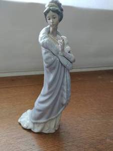 Lladro Milanese Lady Figurine
