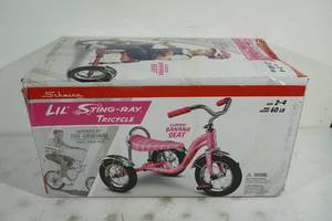 lot 69 image: NEW Schwinn Lil Sting Ray Tricycle with Banana Seat