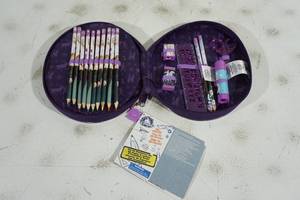 lot 75 image: NEW Disney Frozen Zip Up Stationary Kit