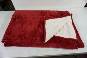 lot 82 image: NEW Utopia Reversible Sherpa Fleece Blanket