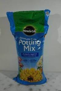lot 109 image: 55 Dry Qts Miracle Gro Moisture Control Potting Mix