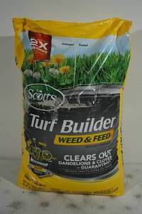 lot 110 image: 40 Lb Bag of Scotts Turf Builder Weed and Feed