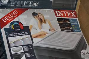 lot 232 image: Intex Dura Beam Deluxe 22 Air Mattress - Queen