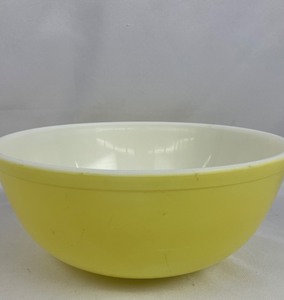lot 14 image: Set of 3 Pyrex Vintage Nesting Mixing Bowls