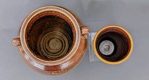 lot 20 image: Vintage Red Wing Pottery 2000, Set of Two