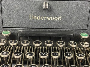 lot 23 image: Antique 1940s Underwood Black Manual Typewriter