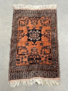 lot 108 image: Vintage 100% Wool Hand Made Rug - Made in Pakistan- Tasia Sultan & Company