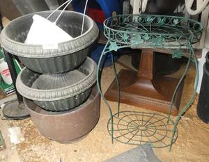 4 Flower pots and plant stand
