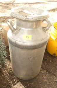 Nice Winsted creamery milk can with cover